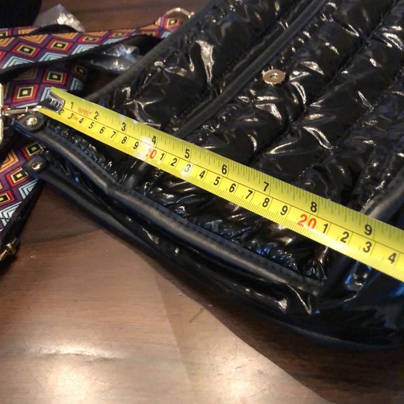 🍐 Puffy lightweight nylon messenger bag, wide abstract strap, gold tone clip - Picture 14 of 15